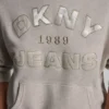 Bluza DKNY Jeansy z satynową aplikacją i logo wykonanym ściegiem łańcuszkowym