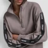 Bluza z logo i zamkiem do połowy długości