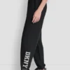 Joggersy DKNY 1989 z logo z kryształkami