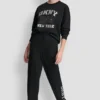 Joggersy DKNY 1989 z logo z kryształkami