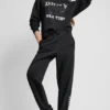Joggersy DKNY 1989 z logo z kryształkami