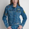 Kurtka typu trucker z naszywkami i przypinkami z dżinsu