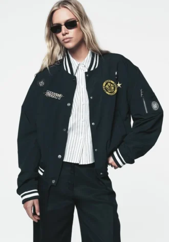 Kurtka typu varsity z naszywkami i przypinkami z 1989 r.