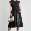 Kwiecista sukienka midi o kroju fit & flare