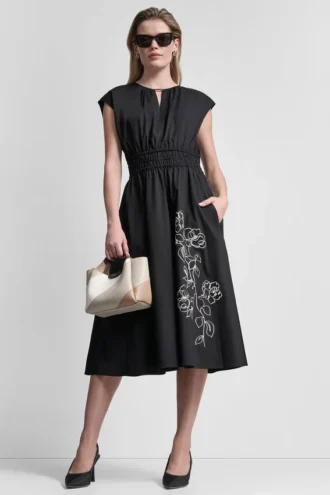 Kwiecista sukienka midi o kroju fit & flare