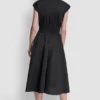 Kwiecista sukienka midi o kroju fit & flare