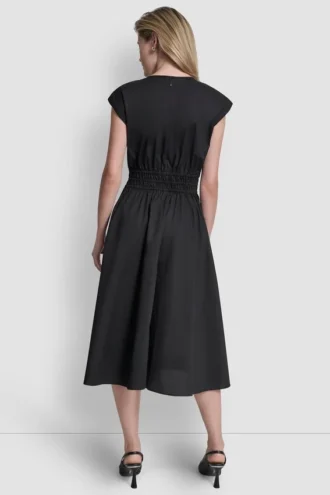 Kwiecista sukienka midi o kroju fit & flare