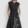 Kwiecista sukienka midi o kroju fit & flare