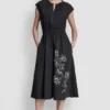 Kwiecista sukienka midi o kroju fit & flare