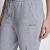 Metaliczne joggersy dresowe z logo w stylu cargo o dopasowanym kroju