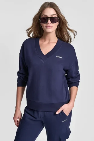 Sweter z dekoltem w serek i metalicznym logo