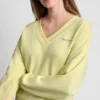 Sweter z dekoltem w serek i metalicznym logo