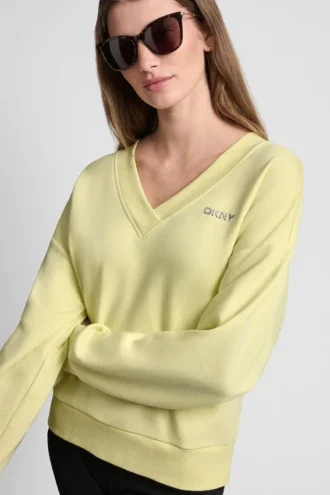 Sweter z dekoltem w serek i metalicznym logo