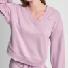 Sweter z dekoltem w serek i metalicznym logo