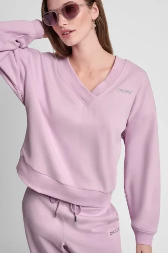 Sweter z dekoltem w serek i metalicznym logo