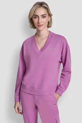 Sweter z dekoltem w serek i metalicznym logo