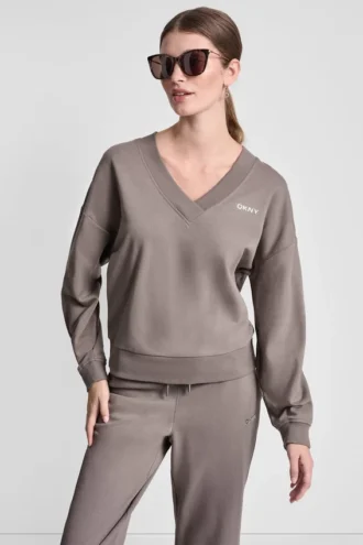Sweter z dekoltem w serek i metalicznym logo
