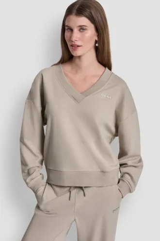 Sweter z dekoltem w serek i metalicznym logo
