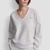 Sweter z dekoltem w serek i metalicznym logo