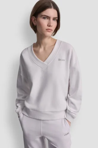Sweter z dekoltem w serek i metalicznym logo
