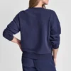 Sweter z dekoltem w serek i metalicznym logo