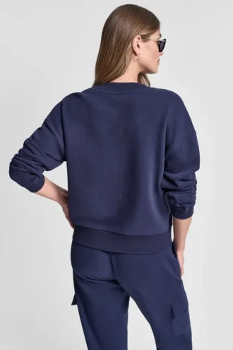 Sweter z dekoltem w serek i metalicznym logo