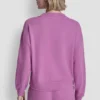Sweter z dekoltem w serek i metalicznym logo