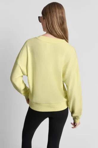 Sweter z dekoltem w serek i metalicznym logo