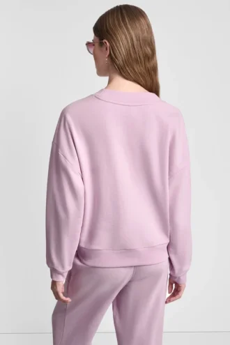 Sweter z dekoltem w serek i metalicznym logo