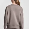 Sweter z dekoltem w serek i metalicznym logo