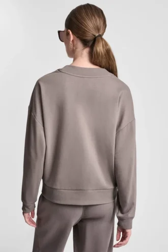 Sweter z dekoltem w serek i metalicznym logo