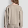 Sweter z dekoltem w serek i metalicznym logo