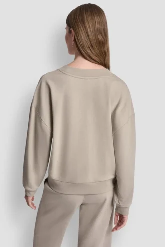 Sweter z dekoltem w serek i metalicznym logo