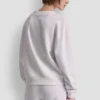Sweter z dekoltem w serek i metalicznym logo