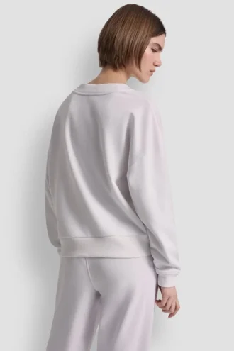 Sweter z dekoltem w serek i metalicznym logo