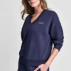 Sweter z dekoltem w serek i metalicznym logo