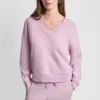 Sweter z dekoltem w serek i metalicznym logo