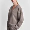 Sweter z dekoltem w serek i metalicznym logo