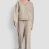 Sweter z dekoltem w serek i metalicznym logo
