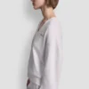 Sweter z dekoltem w serek i metalicznym logo