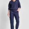 Sweter z dekoltem w serek i metalicznym logo