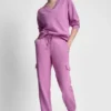 Sweter z dekoltem w serek i metalicznym logo