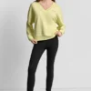 Sweter z dekoltem w serek i metalicznym logo