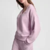 Sweter z dekoltem w serek i metalicznym logo
