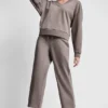 Sweter z dekoltem w serek i metalicznym logo