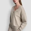 Sweter z dekoltem w serek i metalicznym logo