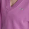Sweter z dekoltem w serek i metalicznym logo