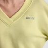 Sweter z dekoltem w serek i metalicznym logo