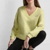 Sweter z dekoltem w serek i metalicznym logo