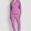Sweter z dekoltem w serek i metalicznym logo